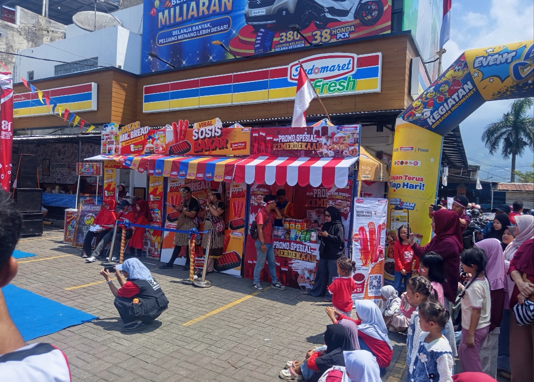 Indomaret Fresh Villa Mutiara Lido Gelar Lomba HUT RI ke-81 Bersama Warga
