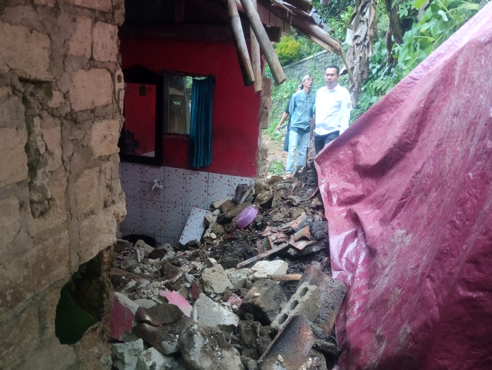 Gerak Cepat Kades Ciadeg Tangani Longsor di Kampung Raweuy, Warga Gotong Royong Bersihkan Material