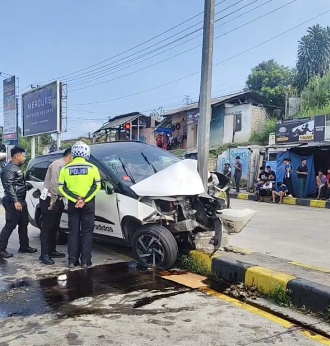 Diduga Mengantuk, Toyota Rush Tabrak Pedagang Asongan dan Kendaraan Lain di Depan Exit Tol Parungkuda