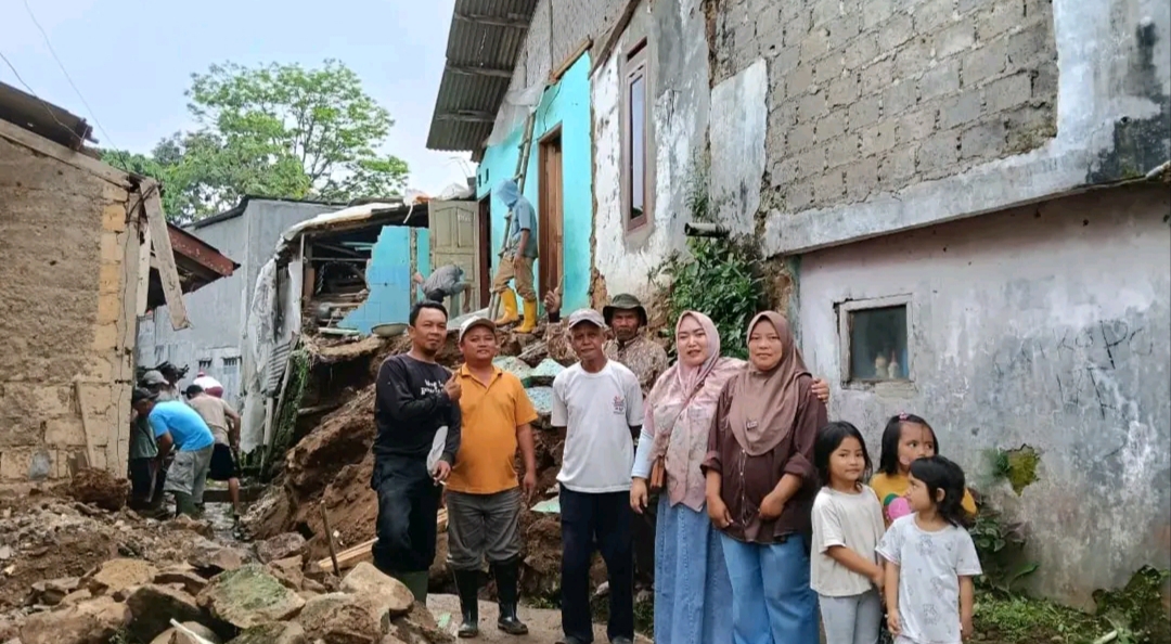 Kepala Desa Sukamanah Tunjukkan Kepedulian terhadap Warga Terdampak Longsor