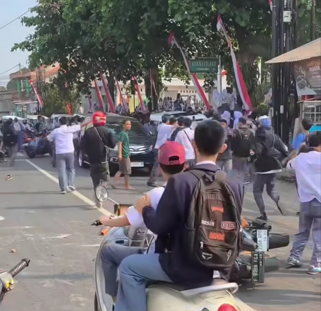 Tawuran Antar Pelajar Pecah di Depan SMKN 1 Cilaku, Sejumlah Motor Rusak